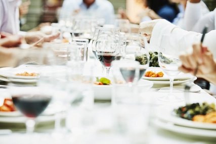 Freund:innen im Restaurant