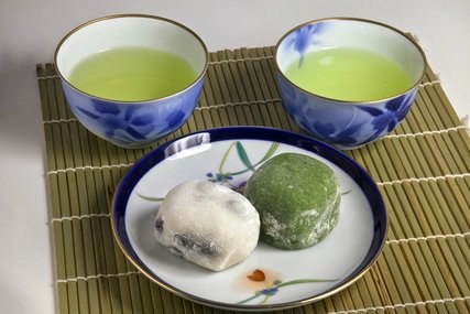 Green tea with rice cake