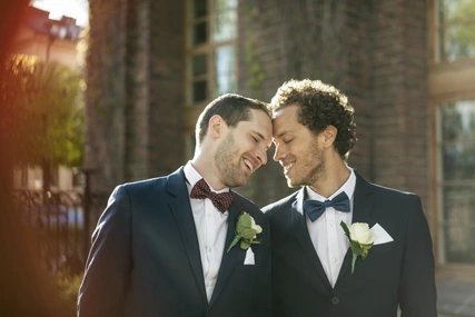 Schwules Paar am Hochzeitstag in Berlin