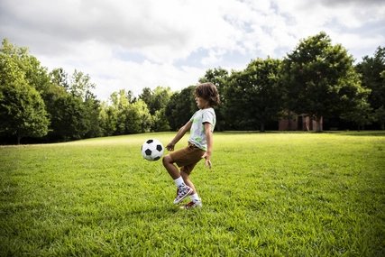Junge spielt Fußball