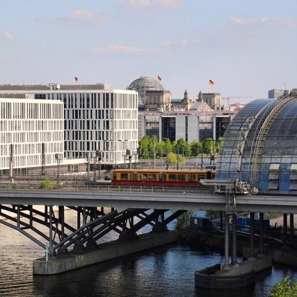 Ausfahrende S-Bahn am Berliner Hauptbahnhof im Sommer