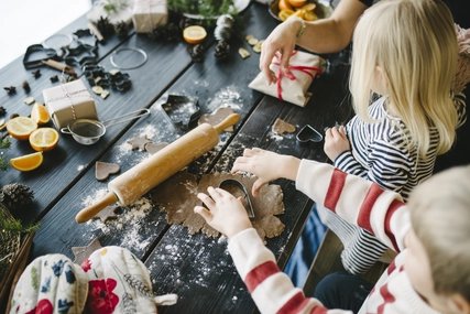 Kinder backen für Weihnachten