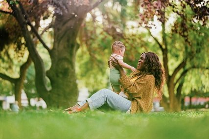 Kleinkind mit Mutter im Park 