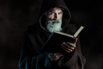 Mönch mit Bibel
