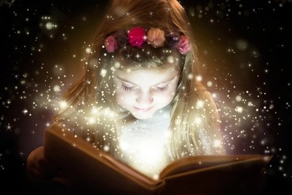 Mädchen liest Buch
