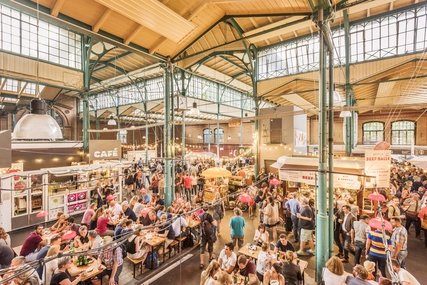 Besucher in der Markthalle Neun in Berlin Kreuzberg