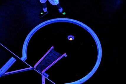 Minigolfbahn einer Schwarzlicht-Minigolf-Anlage