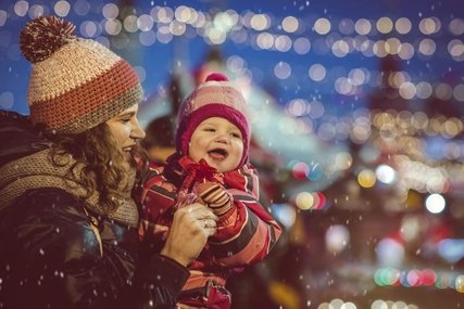 Mutter und Baby auf dem Weihnachtsmarkt