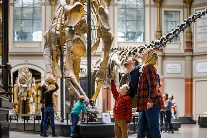 Familie im Museum für Naturkunde Berlin