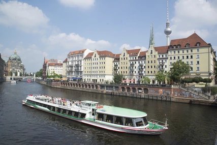 Boat trip through Nikolaiviertel