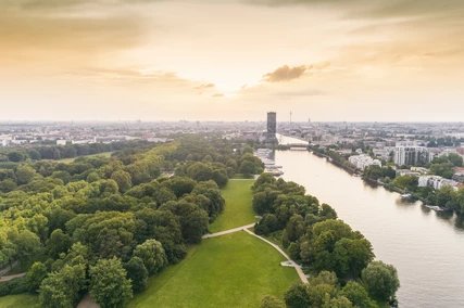 Skyline Berlin mit Treptower Park 