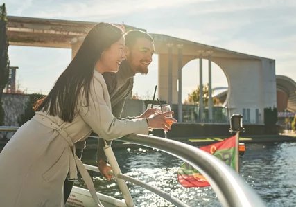 Ein Paar auf einer Schiffstour mit der Reederei Riedel