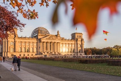 Der Berliner Reichstag im Herbst
