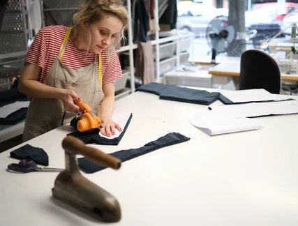 Erstellung von Kleidung im Nähatelier der petit cochon Manufaktur