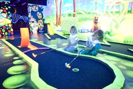 Schwarzlicht-Minigolf-Anlage