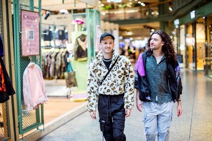 Zwei Freunde beim Shopping im Bikini Berlin 