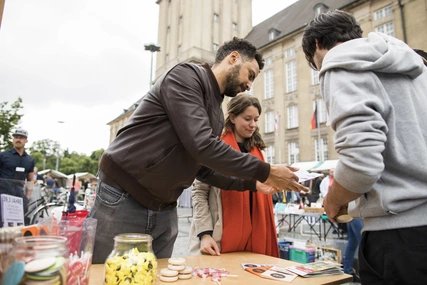 Das HIER-Mobil auf dem Flohmarkt am Rathaus Schöneberg