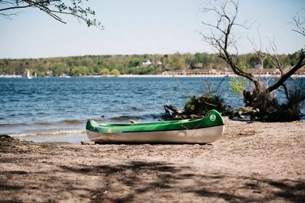 Blick auf den Wannsee mit Kajak am Strand an der Wannsee-Babelsberg Route