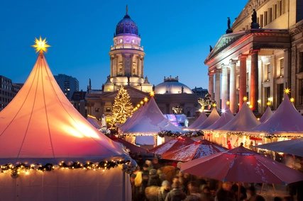 Weihnachtszauber am Gendarmenmarkt in Berlin am Abend
