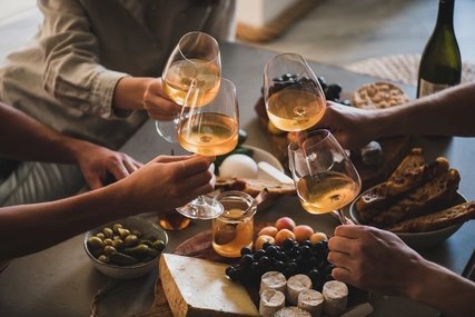 Anstoßen mit Wein