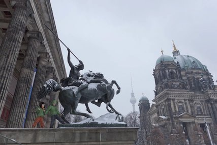 Winterliches Berlin mit Fernsehturm und Dom