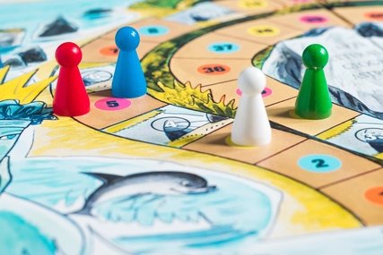 Nahaufnahme eines Würfelspiels mit Figuren und buntem Untergrund 