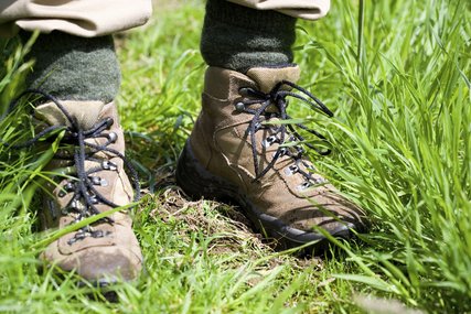 Wanderstiefel auf der Wiese