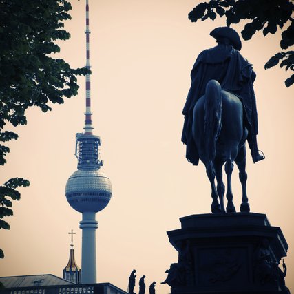 Berliner Fernsehturm neben Reiterstandbild