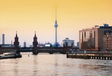 Berlin bei Sonnenuntergang mit Blick auf die Oberbaumbrücke