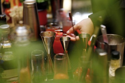 Nachtleben in Berlin: Cocktail an der Bar