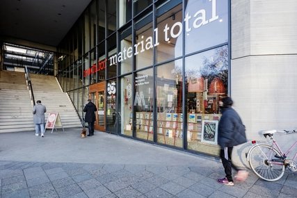 Schaufenster des Geschäfts Modulor Architektur- & Künstlerbedarf 