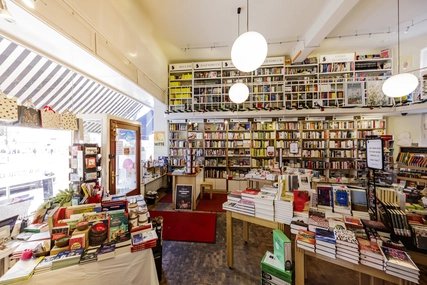 Regale und Tische mit Büchern in der Nicolaischen Buchhandlung