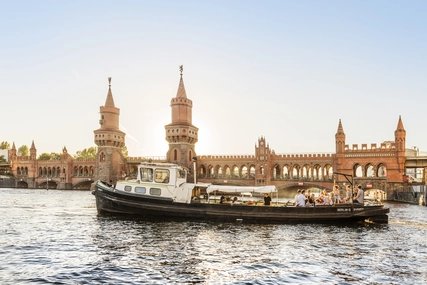 Stadtrundfahrt Berlin: Schiffstour an der Oberbaumbrücke