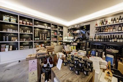 Innenraum Von und zu Tisch mit Lebensmitteln und Wein aus aller Welt