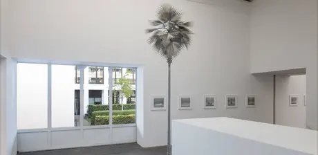 Ausstellungsansicht „Museum in Bewegung. Eine Sammlung für das 21. Jahrhundert“, abgebildet: David Zink Yi, Neusilber, 2009 und und Ricarda Roggan, Apokryphen, 2013-2019 © Staatliche Museen zu Berlin, Nationalgalerie / Jacopo La Forgia