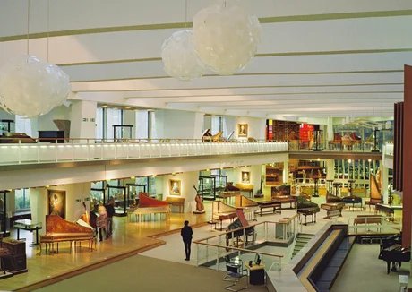 Blick in den Ausstellungsraum des Musikinstrumenten-Museums