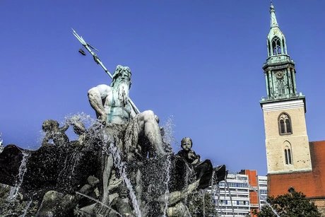 St. Marienkirche mit Neptunbrunnena