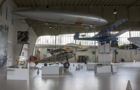 Blick in die Ausstellung "Zwischenlandung"