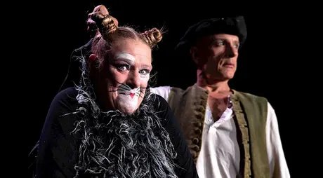 Märchen im Glaspalast von und mit dem Hexenberg Ensemble: Schneewittchen | Der gestiefelte Kater