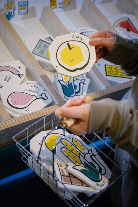 Was kommt in den Einkaufskorb? Im Erlebnis-Parcours vom Kindermuseum unterm Dach