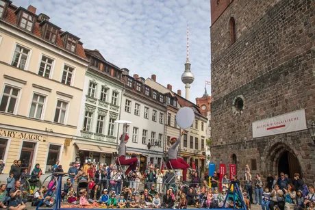 Der Wanderzirkus CABUWAZI bringt die Besucher:innen des Nikolaiviertels zum Staunen.