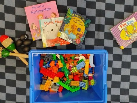 Spieldecke mit Kinderspielzeug