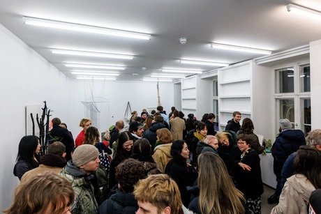 Ausstellungseröffnung von Connecting Bridges – Ausstellung von Studierenden der UdK als Reaktion auf Kazuko Miyamoto – String Constructions im Vermittlungsraum, KW Institute for Contemporary Art, Berlin 2025. Foto: Frank Sperling.