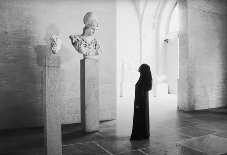 Arbeit am Mythos. Elshan Ghasimi vor der Athena in der Münchner Glyptothek, 2024 Foto: Georg Stirnweiß
