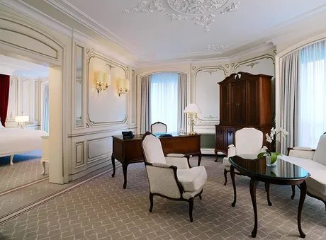 Grand Classic Suite Living Room