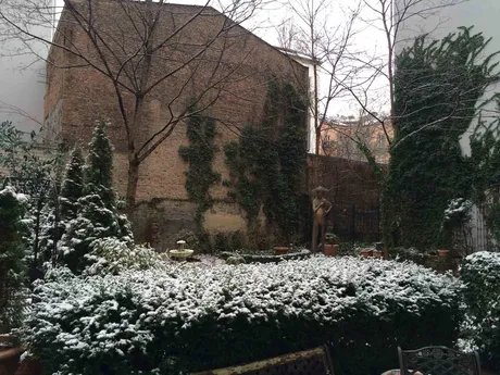 Hotelgarten im Winter