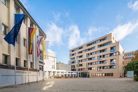 Vorhof des Hotels