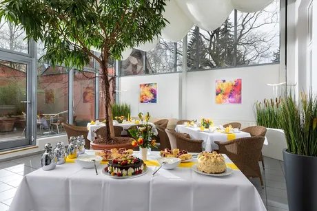 Wintergarten mit Tortenbuffet