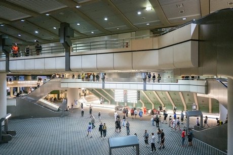 Die große Halle im  ICC In Berlin mit Besuchern