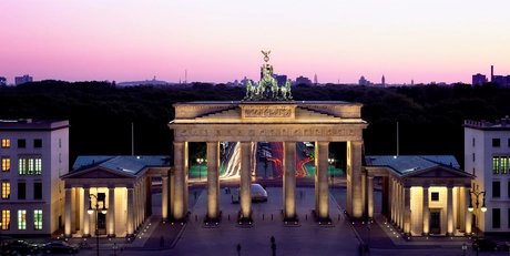 La Puerta de Brandenburgo en Berlín al atardecer